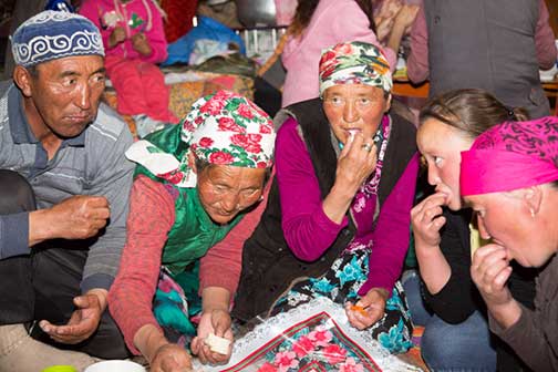 fivefingersoldladieseating7